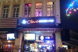 Night clubs di simpang empat, Malaysia